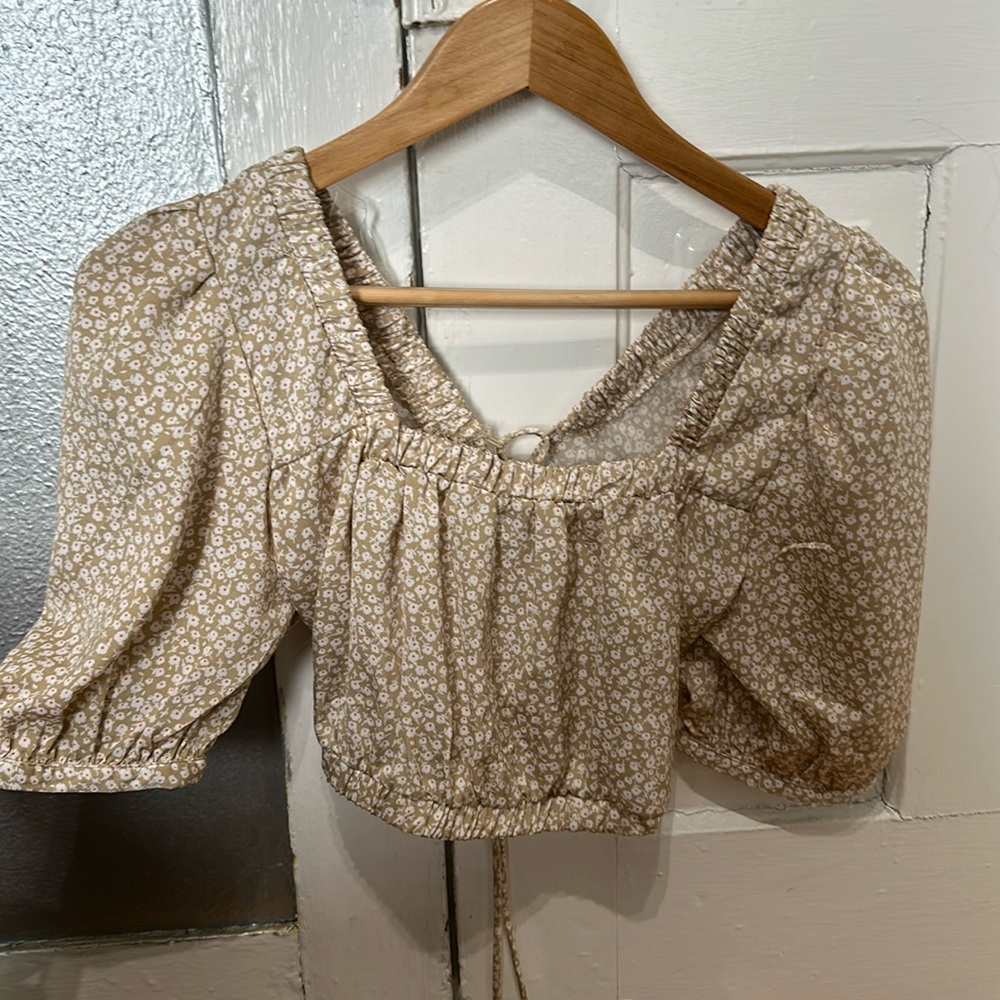 Adorable HYFVE lace up crop top